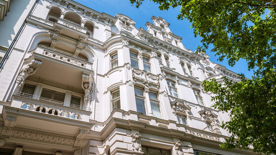 Bei diesem kleinteiligen Immobilien-Direktinvestment erwerben Sie anteiliges, im Grundbuch eingetragenes, Eigentum an einem Zinshaus. Immoparts MEG