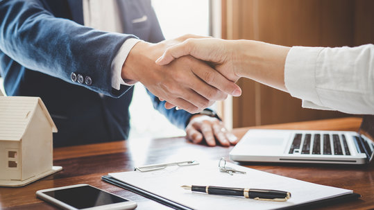 Bei der Vertragserrichtung sollte zwischen privaten und institutionellen Anbietern unterschieden werden Abwicklung